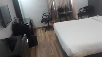 Deluxe Room | In-room safe, desk, iron/ironing board, free rollaway beds