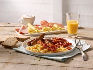 Petit déjeuner buffet (17.9 EUR par personne)