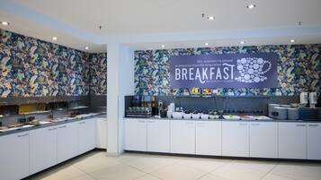 Se ofrece un desayuno bufé todos los días (17.9 EUR por persona)
