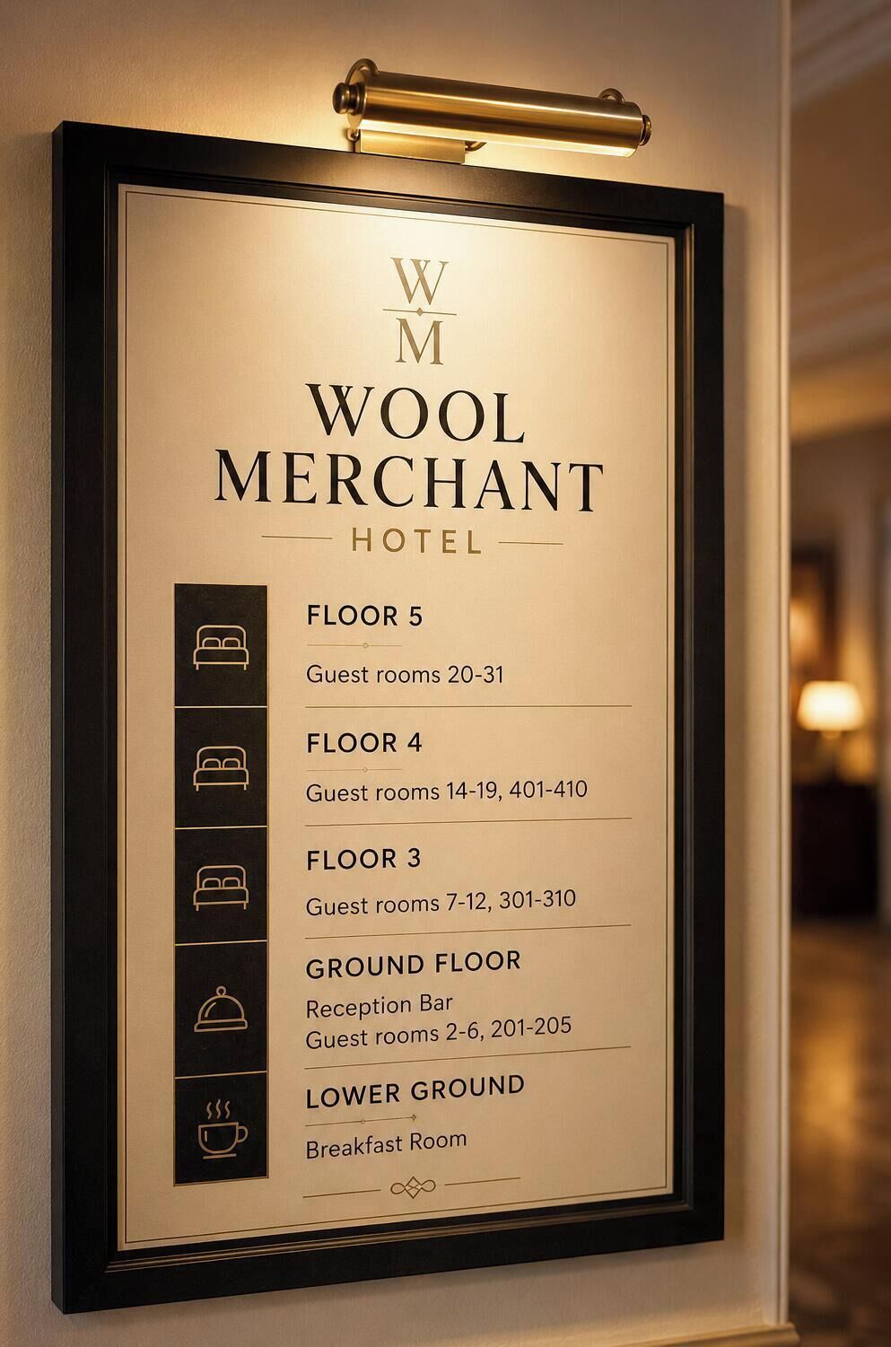 Een lijst in een lijstwerk voor Hotel Wool Merchant met gastenkamernummers en -locaties op de 3e, 4e en 5e verdieping, de Receptie Bar op de begane grond en een Ontbijtruimte op de benedenverdieping.