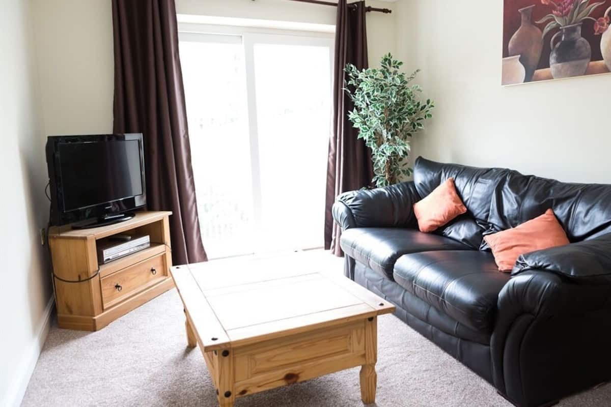 Suite, Ensuite | Desk, blackout drapes, iron/ironing board, bed sheets