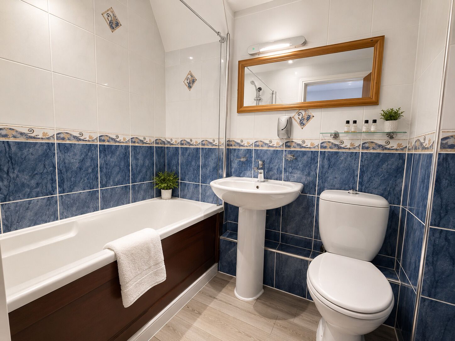 Une salle de bain avec une baignoire, un lavabo et des toilettes.