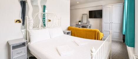 Executive Suite, Ensuite | Desk, blackout drapes, iron/ironing board, bed sheets