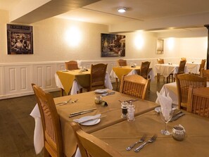Room (Bar & Restaurant) | Dining