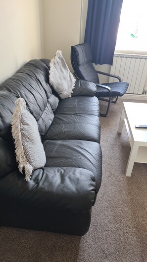 تلفزيون بشاشة مسطحة بحجم 32-بوصة يعرض قنوات تلفزيونية رقمية، تلفزيون