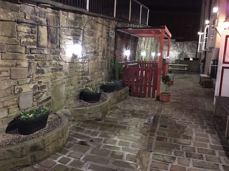 Property grounds. Wool Merchant Hotel