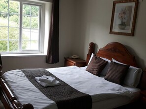 مكتب وستائر تعتيم ومكواة/لوح كي وملاءات أسرّة