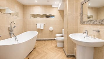 Executive Suite, Ensuite | Bathroom | Shower, hair dryer, towels, soap