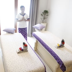 Behandlingsrum för par, aromaterapi och massage med varma stenar