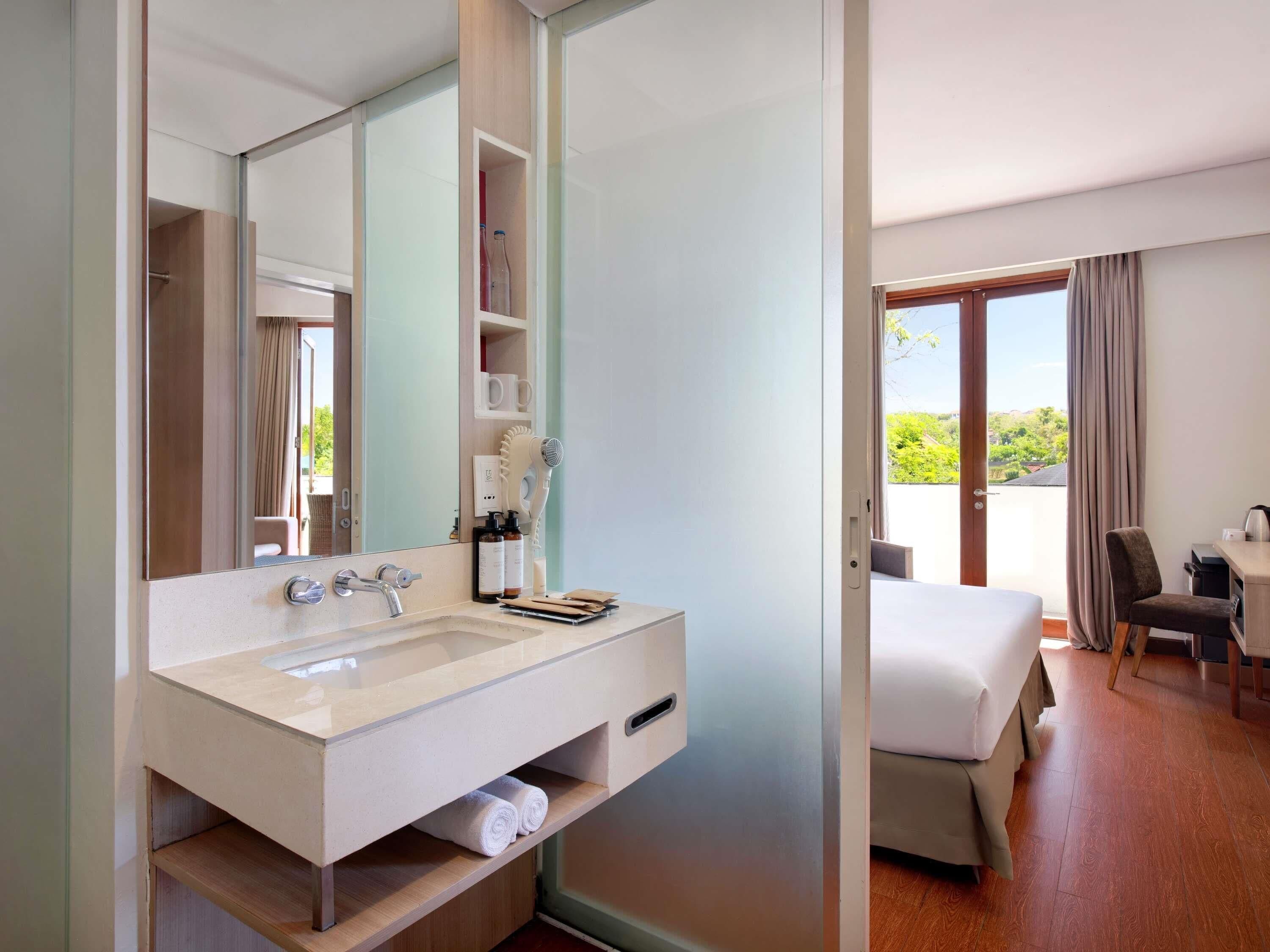 Caja de seguridad en la habitación, escritorio y cortinas blackout 