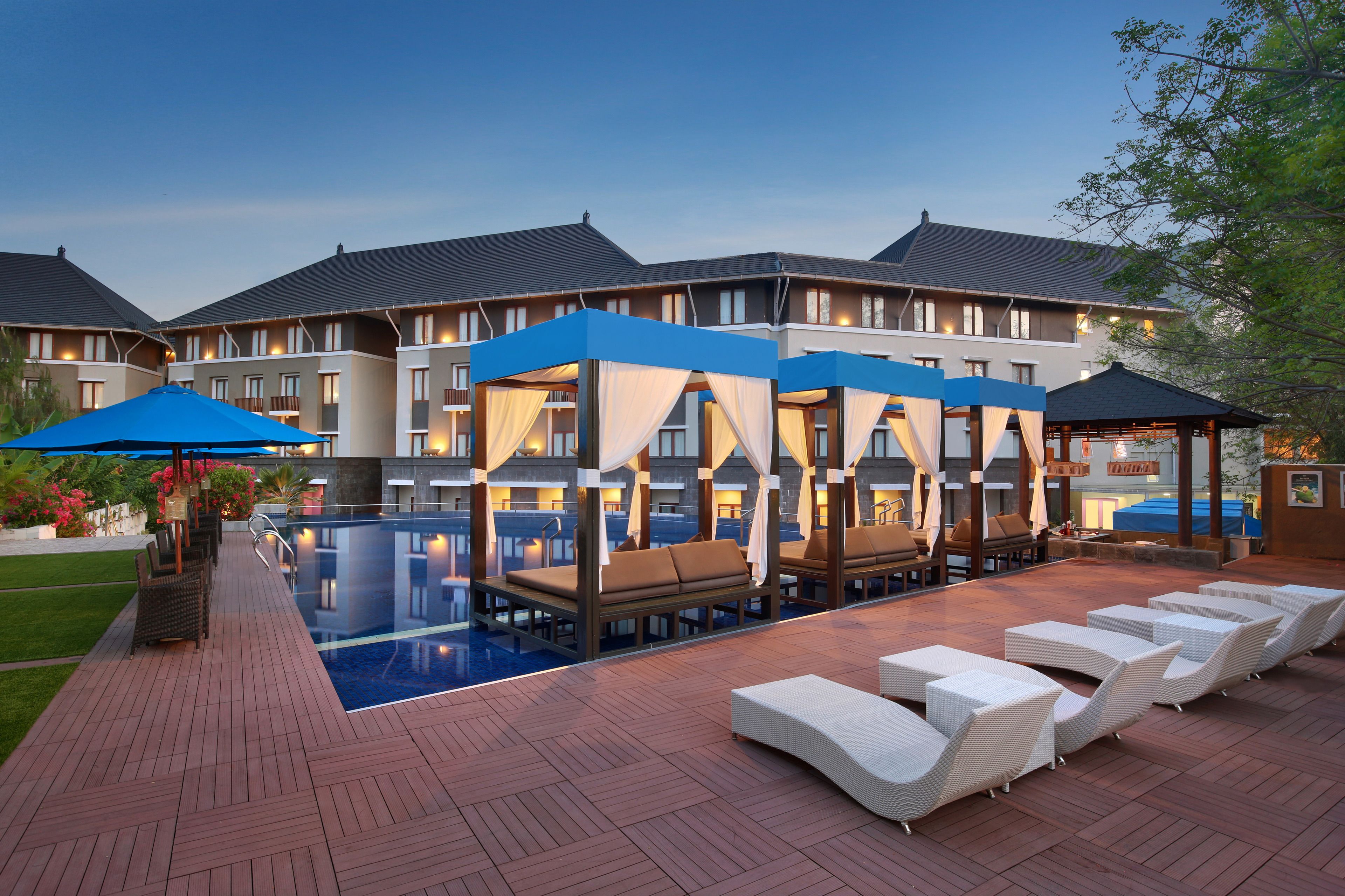 Outdoor pool, free pool cabanas, pool umbrellas