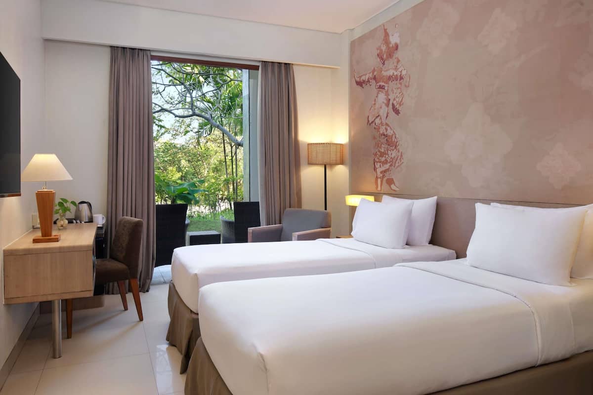 Cofres nos quartos, escrivaninha, cortinas blackout