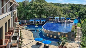 Ein Hotel mit Schwimmbad, Außenbereich und Blick auf den umliegenden Wald.
