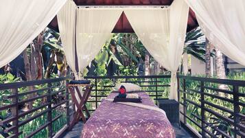 Couples treatment rooms, aromatherapy, hot stone massages