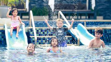 Kolam renang outdoor, dengan cabana gratis dan payung kolam renang
