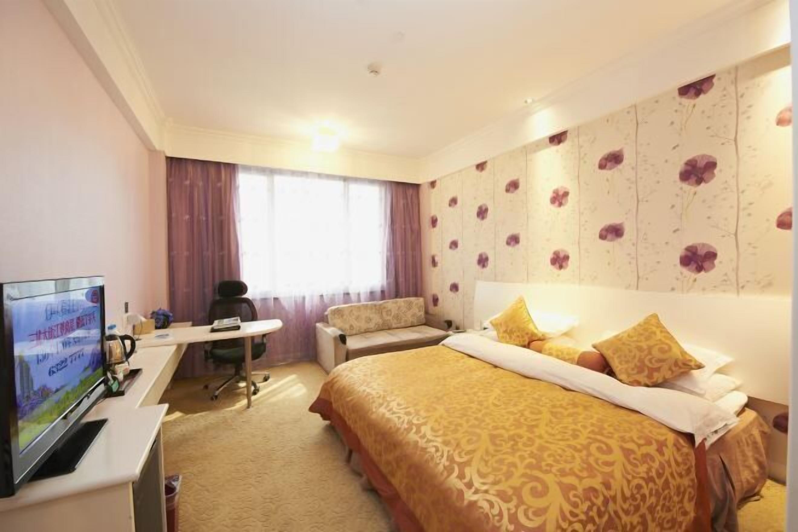 Minibar, in-room safe, iron/ironing board, Internet