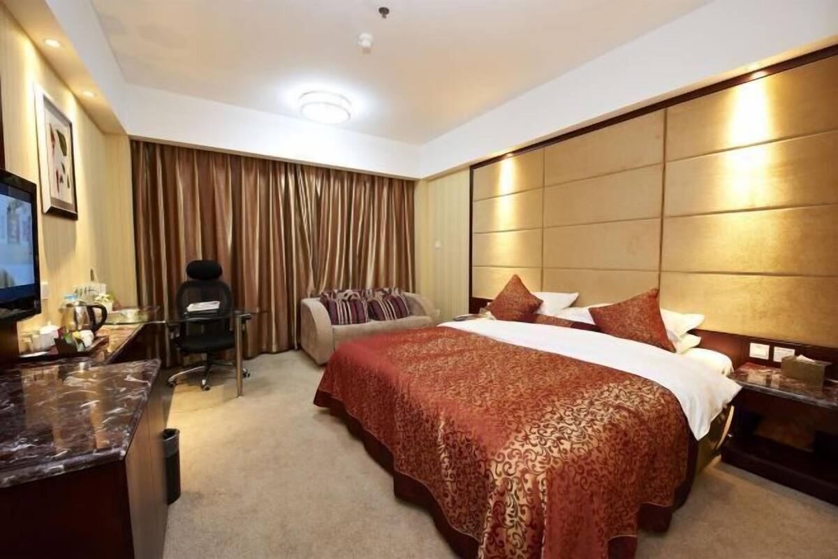 Minibar, in-room safe, iron/ironing board, Internet