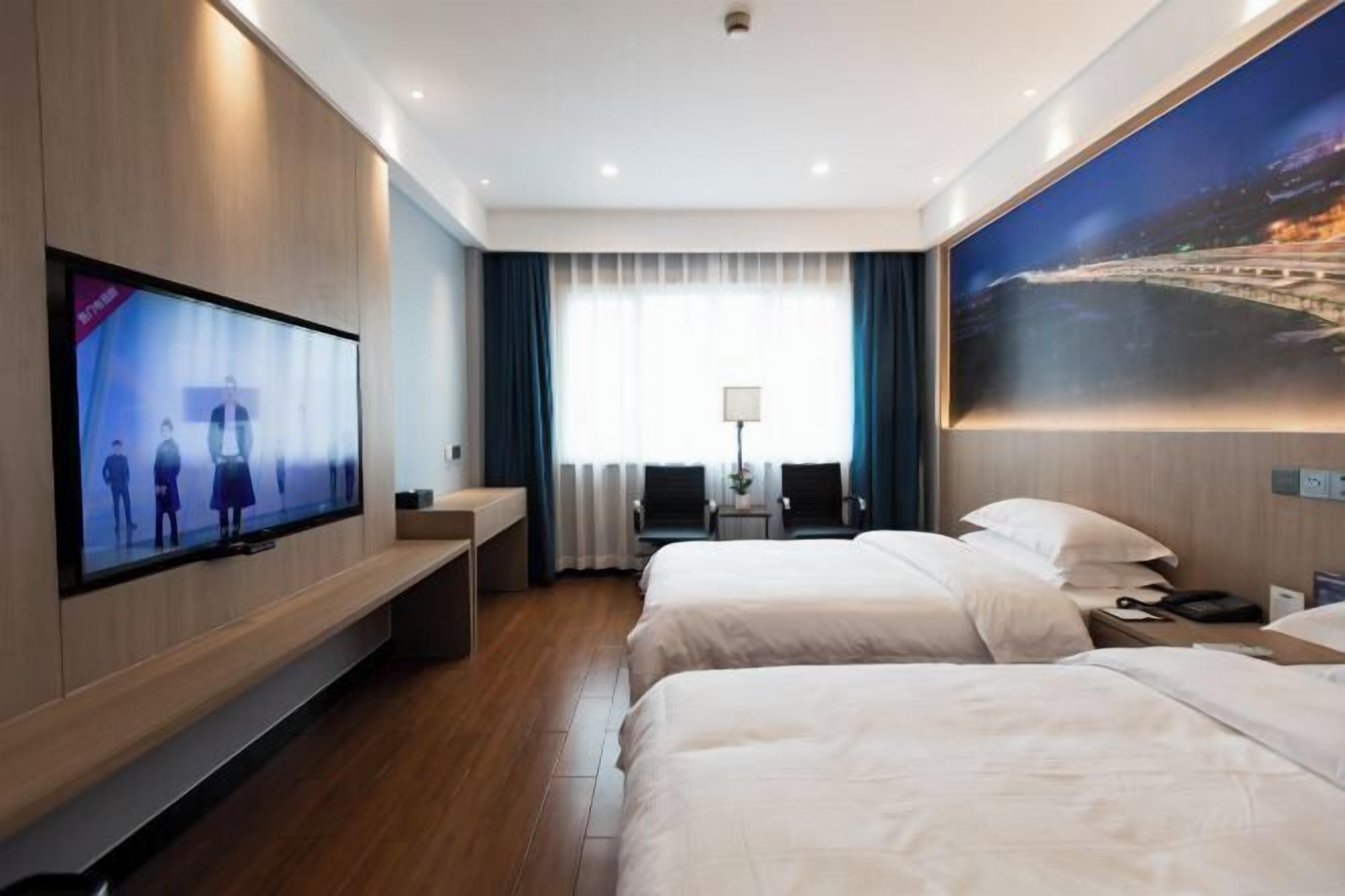 Minibar, safe på rommet, strykejern/-brett og internett