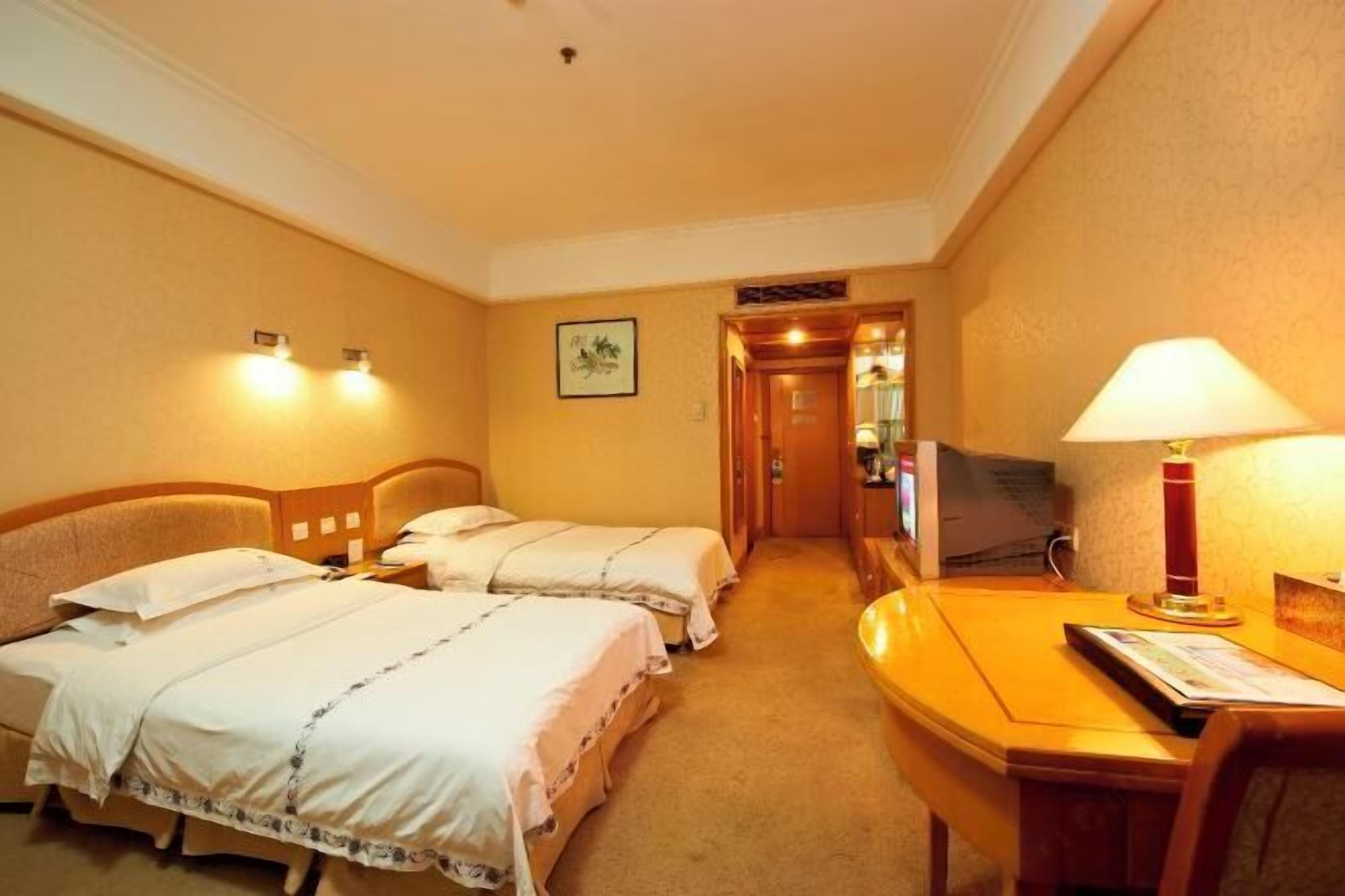 Minibar, in-room safe, iron/ironing board, Internet