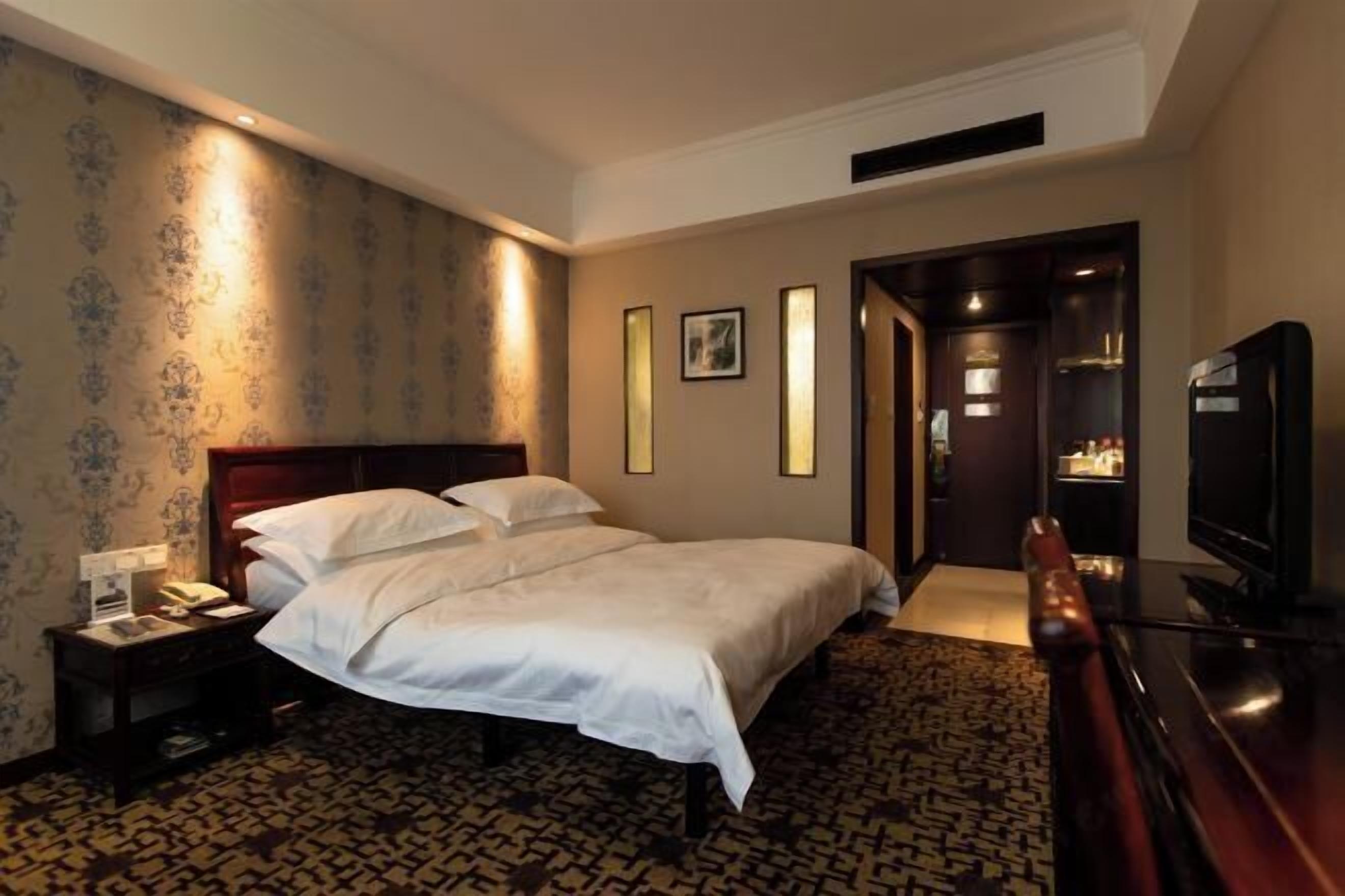 Minibar, in-room safe, iron/ironing board, Internet