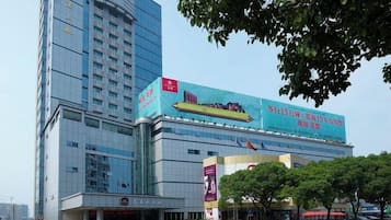 Een meerlaags gebouw met een grote reclameborden aan de zijkant.
