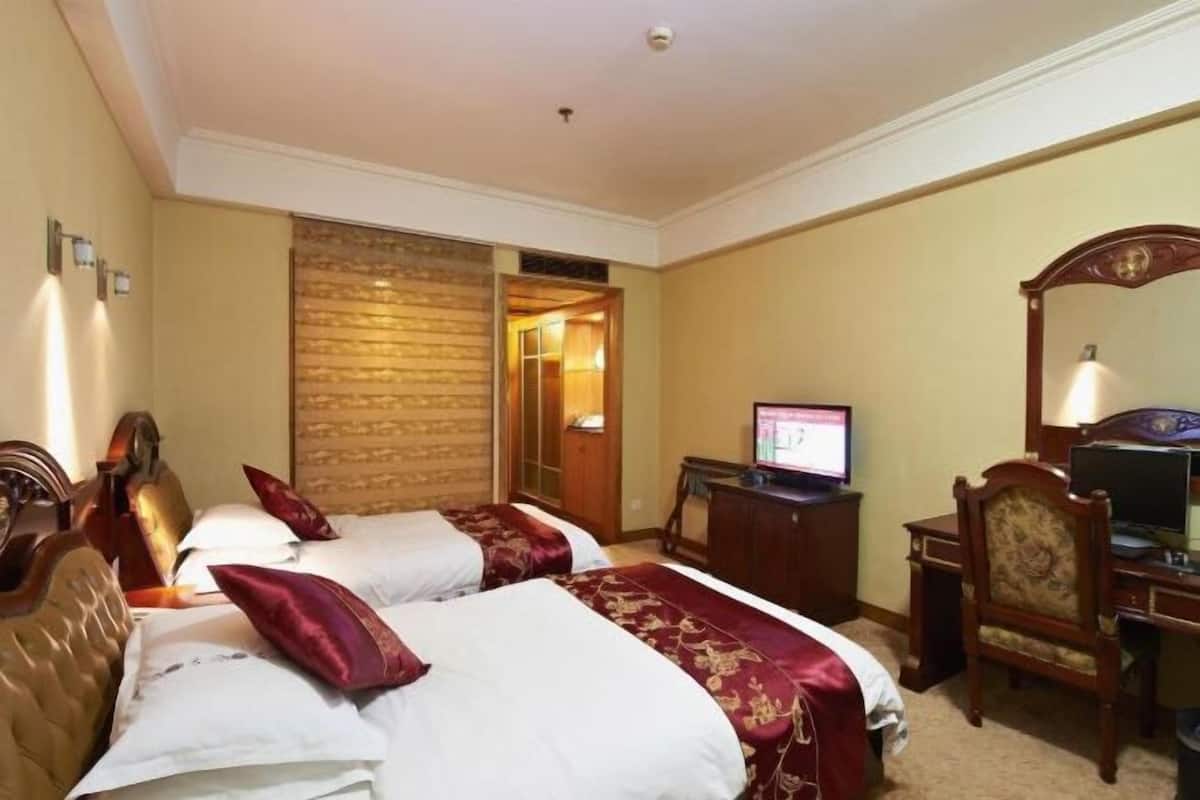 Minibar, in-room safe, iron/ironing board, Internet