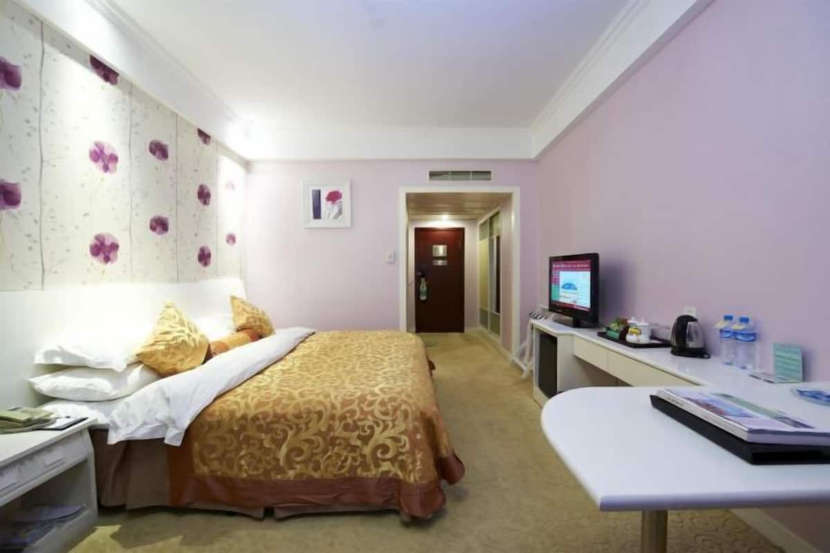 Minibar, in-room safe, iron/ironing board, Internet