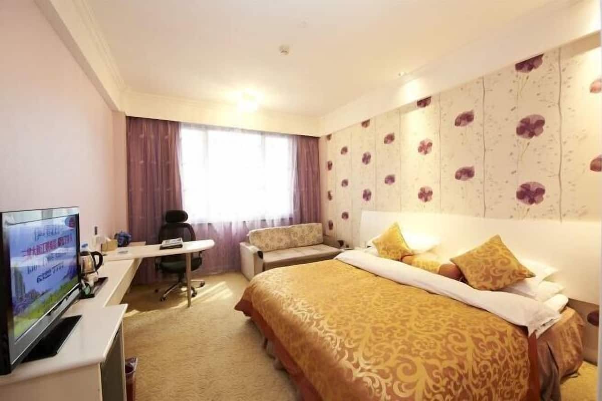 Minibar, in-room safe, iron/ironing board, Internet