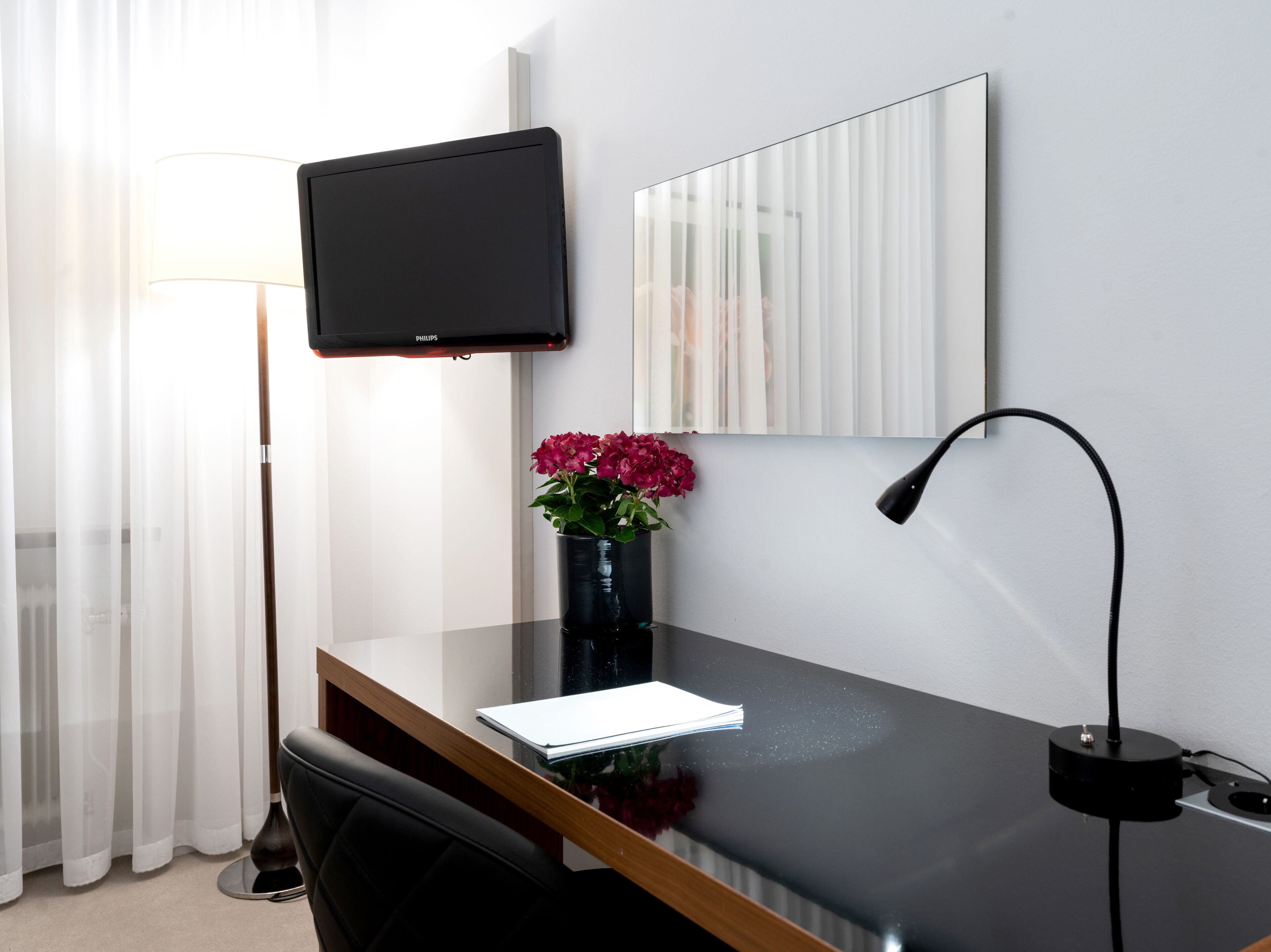 standard single room (no window) | minibar, in-room safe, desk, blackout curtains