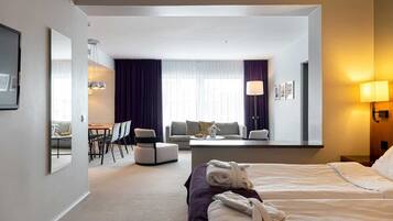 Minibar, vÀrdeförvaringsskÄp pÄ rummet och skrivbord