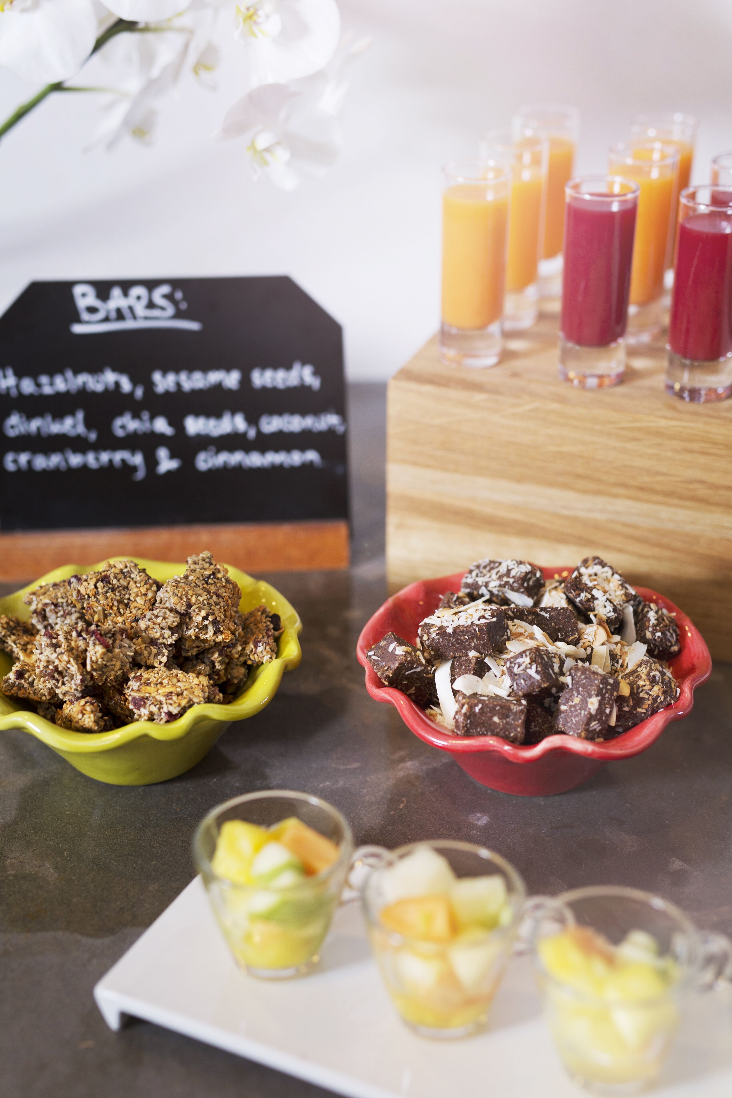 En frukostbuffé med ett varierat utbud av mat, inklusive müsli, frukt och juice.