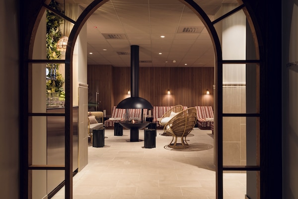 Couples treatment rooms, sauna, steam room, massages