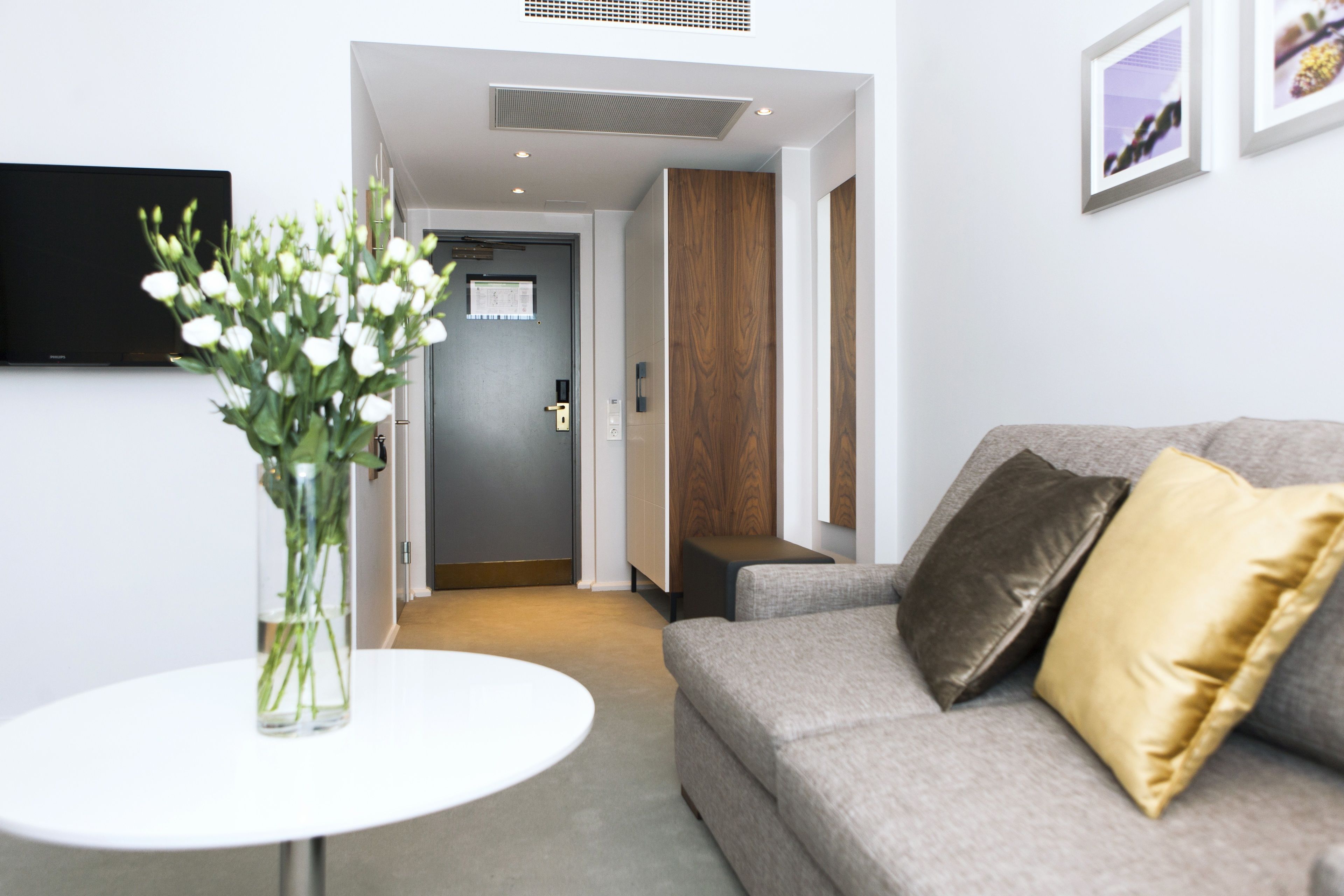 family double room | living area | flat-screen tv