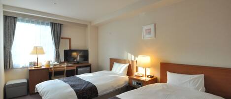 Skrivebord, blendingsgardiner, lydisolert og strykejern/-brett