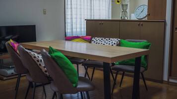 مكتب وستائر تعتيم وتجهيزات عازلة للصوت ومكواة/لوح كي