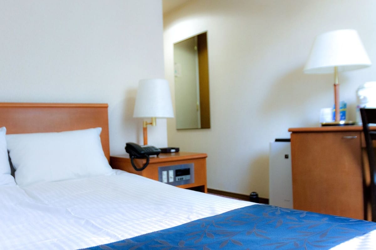 Schreibtisch, Verdunkelungsvorhänge, schallisolierte Zimmer