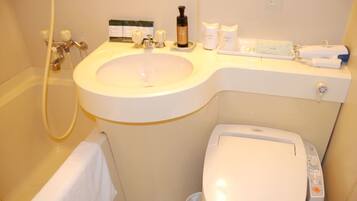 Combined shower/bathtub, hydromassage showerhead, free toiletries