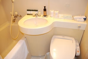 Combined shower/bathtub, hydromassage showerhead, free toiletries