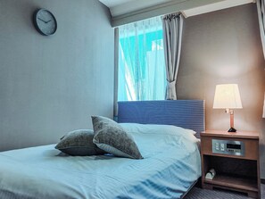 Desk, blackout curtains, soundproofing, iron/ironing board - Kobe City Gardens Hotel (Kobe)