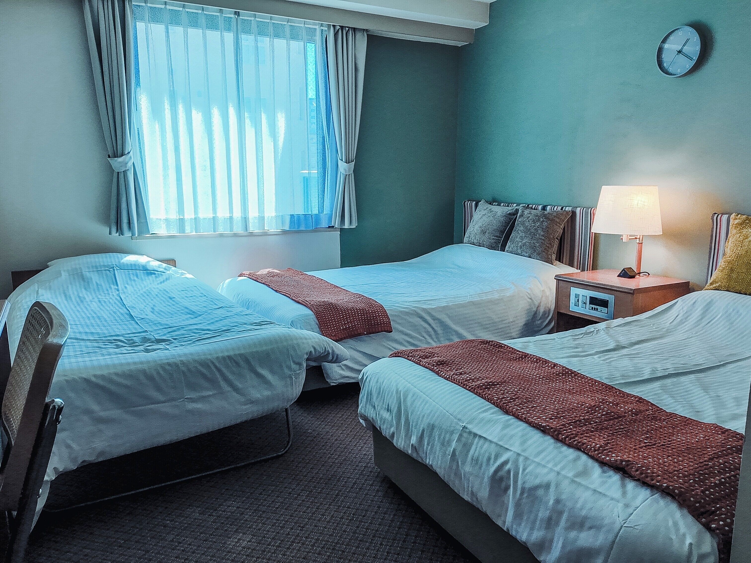 Habitación triple, para no fumadores | Escritorio, cortinas blackout y insonorización 