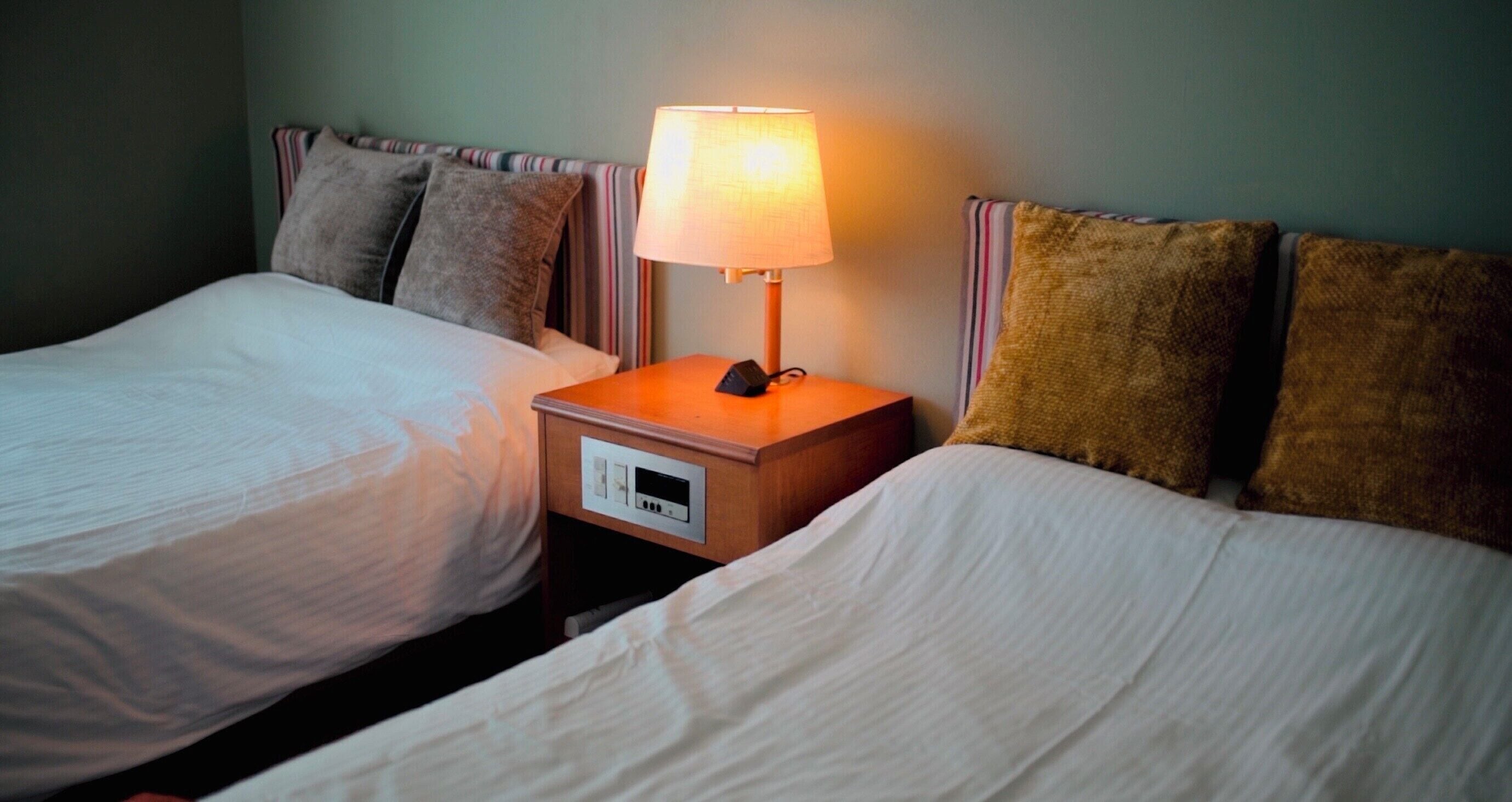 Habitación con 2 camas individuales, para no fumadores | Escritorio, cortinas blackout y insonorización 