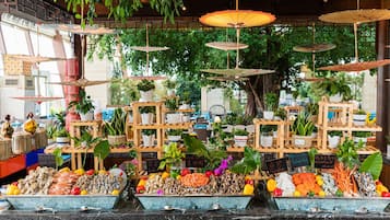 5 restaurantes; se sirven desayunos, comidas y cenas
