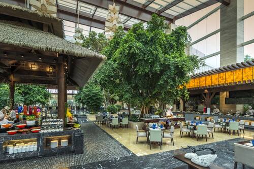 5 restaurants, breakfast, lunch, dinner served; international cuisine