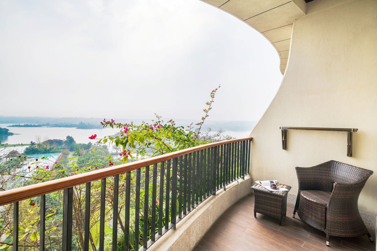 Minibar, caja fuerte, escritorio y tabla de planchar con plancha