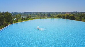 Innenpool, Außenpool (je nach Saison geöffnet), Sonnenschirme
