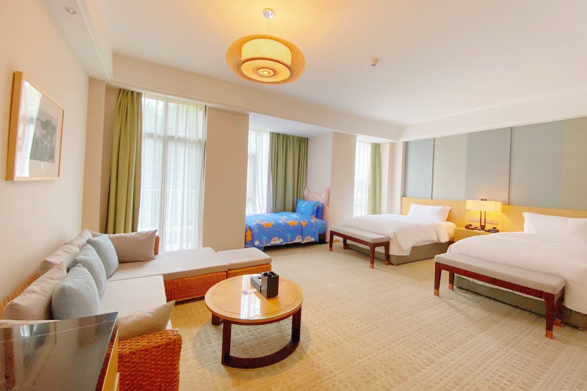 Habitación clásica, varias camas, balcón (Kids Theme) | Minibar, caja fuerte, escritorio y tabla de planchar con plancha