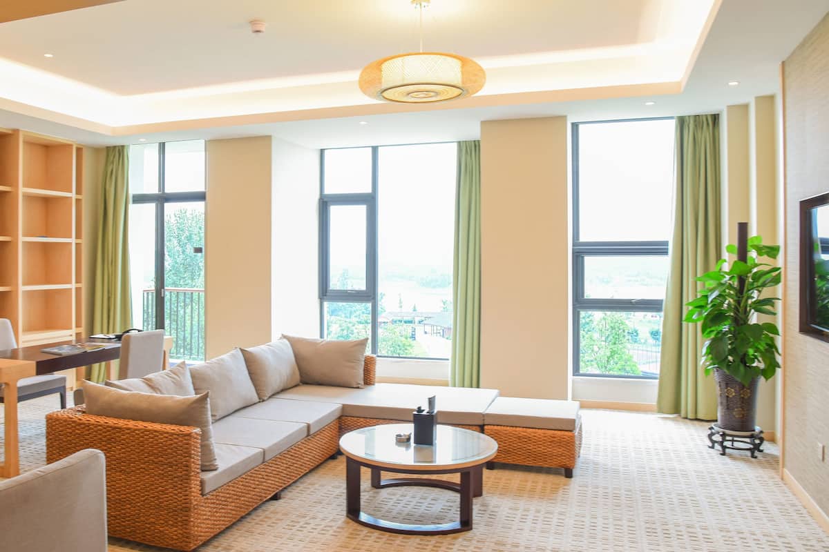 Suite, 1 habitación, balcón (Club Lounge Access) | Minibar, caja fuerte, escritorio y tabla de planchar con plancha