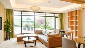 Suite, 1 Bedroom, Balcony, Lake View (Club Lounge Access) | Minibar, in-room safe, desk, iron/ironing board - InterContinental Heilong Lake by IHG (Meishan)