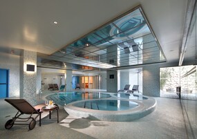 Una piscina cubierta (de 16:30 a 20:30), tumbonas