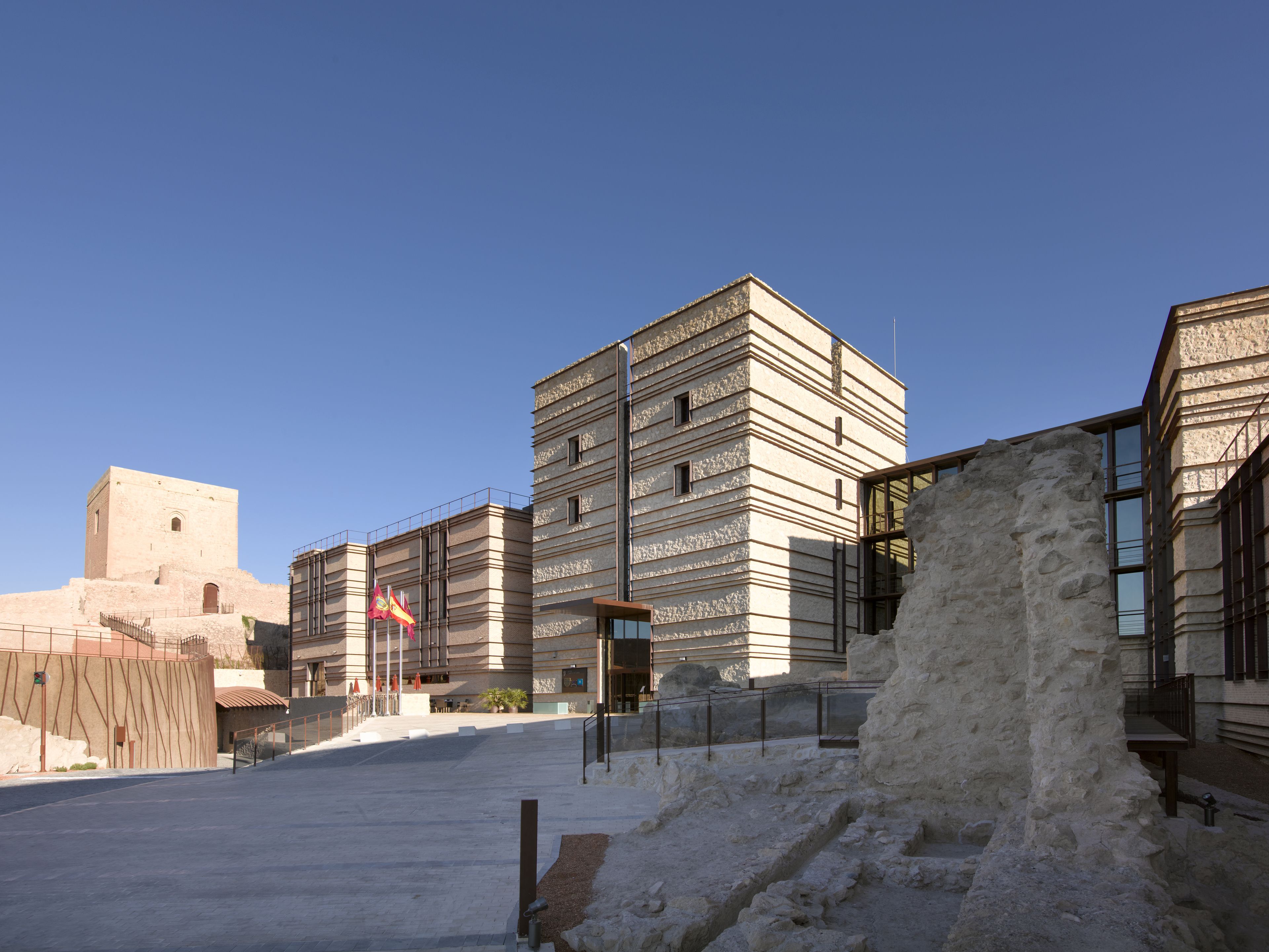 Un bâtiment moderne doté d’une façade en pierre et d’un toit plat.